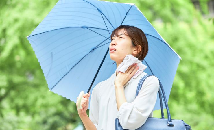 persona al sole con l'ombrello