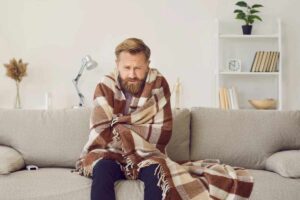 uomo sente freddo in casa