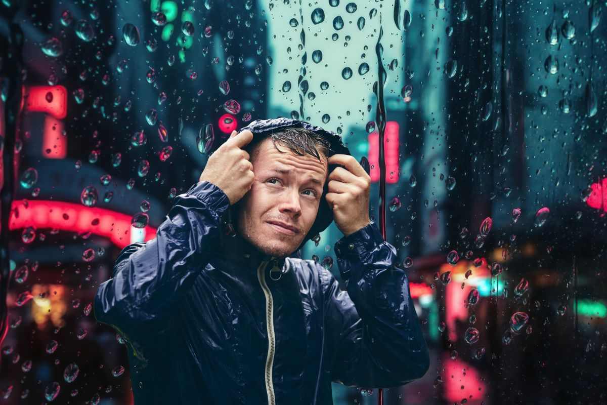 uomo sotto la pioggia