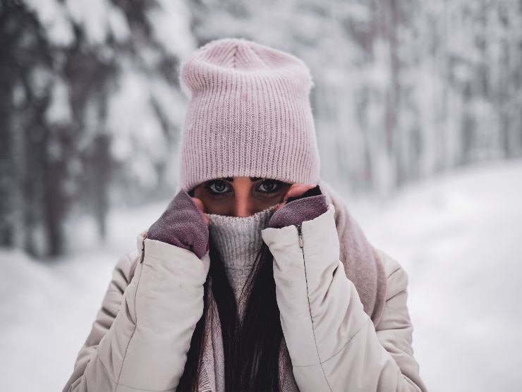 donna che si trova in un paesaggio innevato