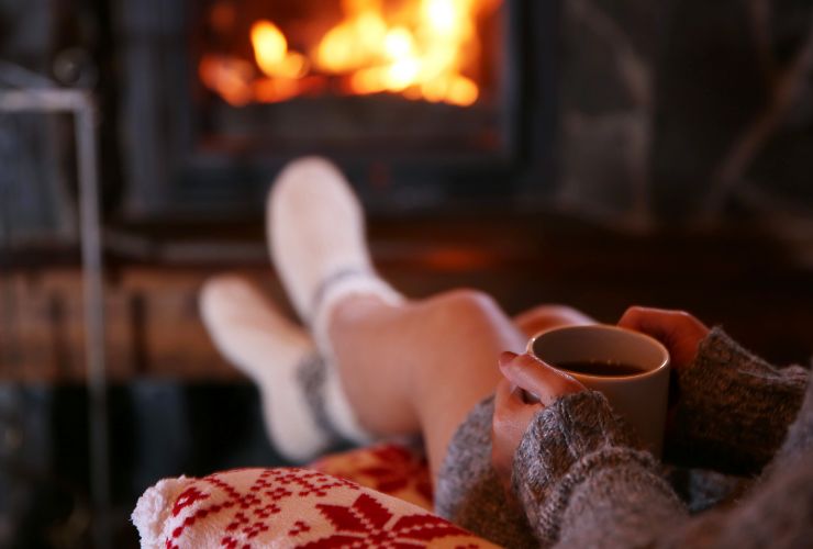 donna davanti al camino