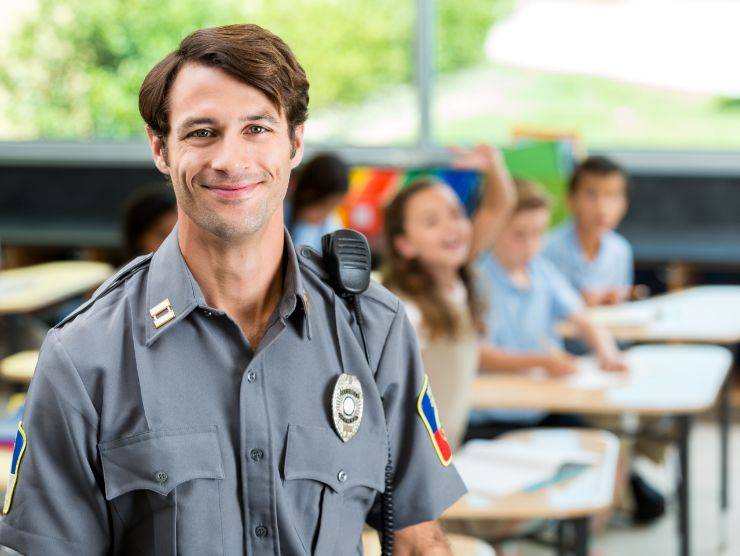 poliziotto in una scuola