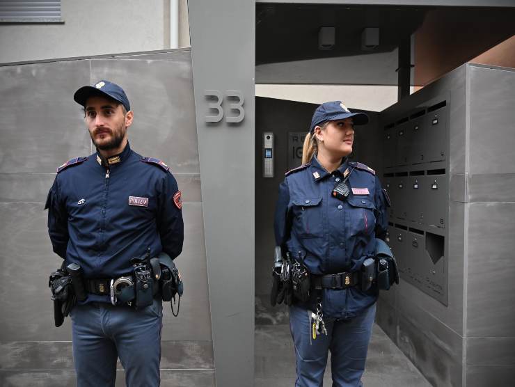 poliziotti davanti al tribunale