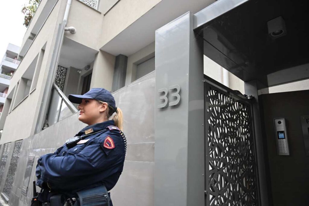 poliziotta davanti al tribunale