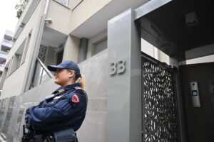 poliziotta davanti al tribunale