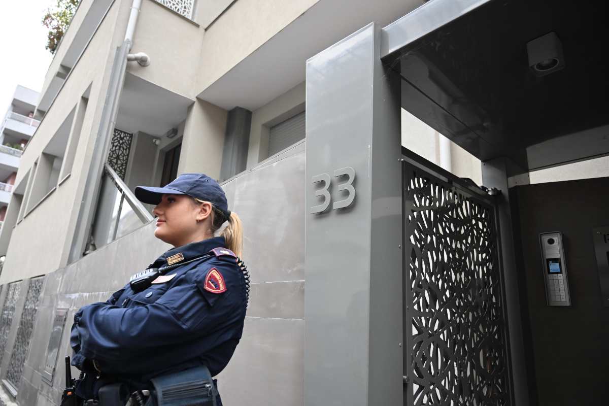 poliziotta davanti al tribunale