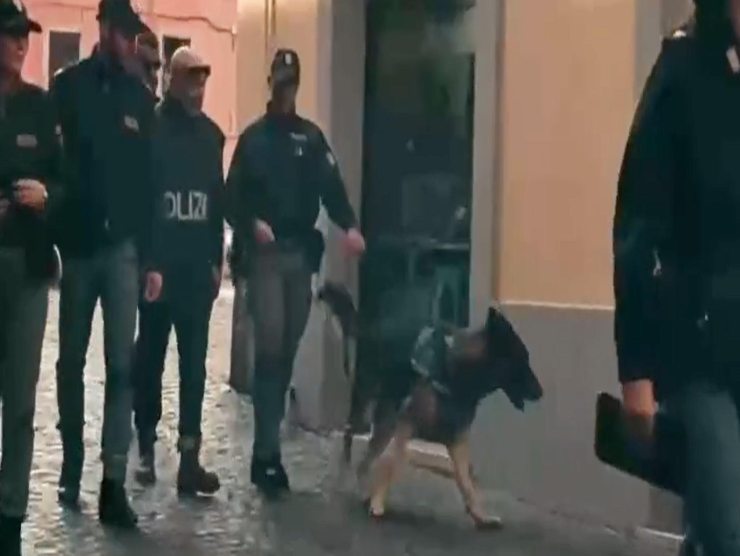 polizia con cane antidroga