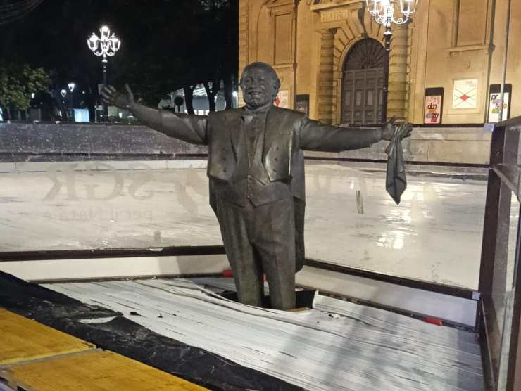 statua pavarotti ghiaccio 
