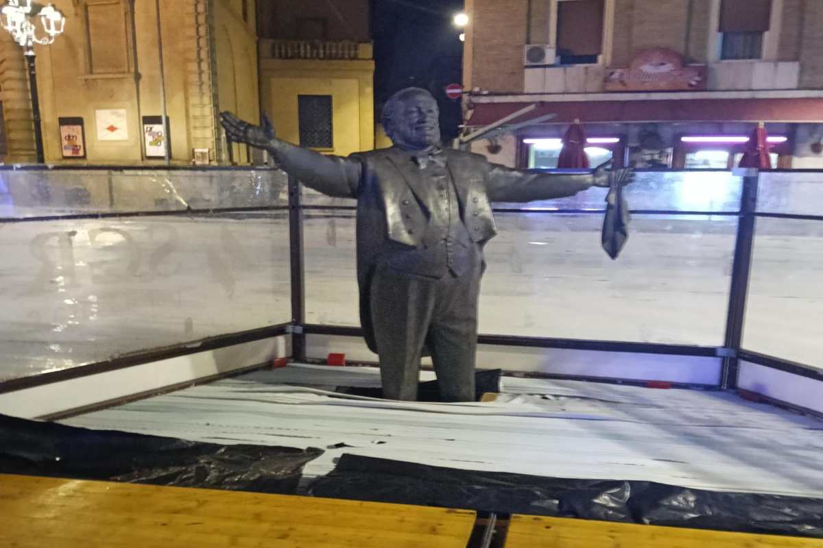 statua pavarotti nel ghiaccio