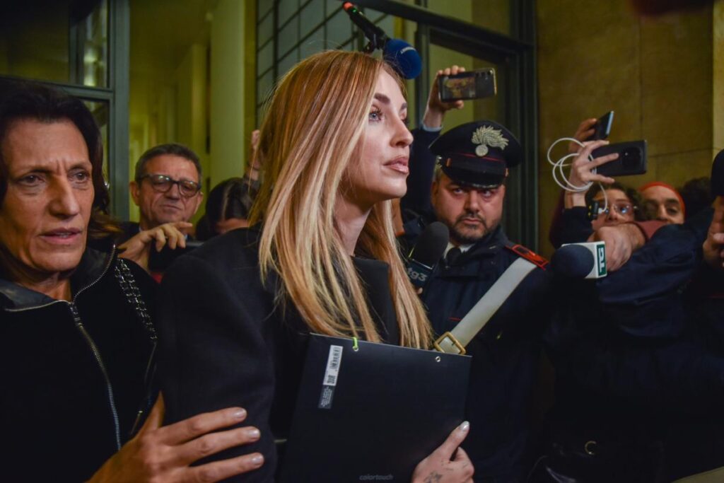 chiara ferragni in uscita dal tribunale