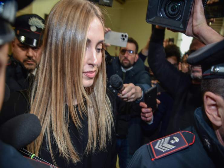 chiara ferragni in uscita dal tribunale