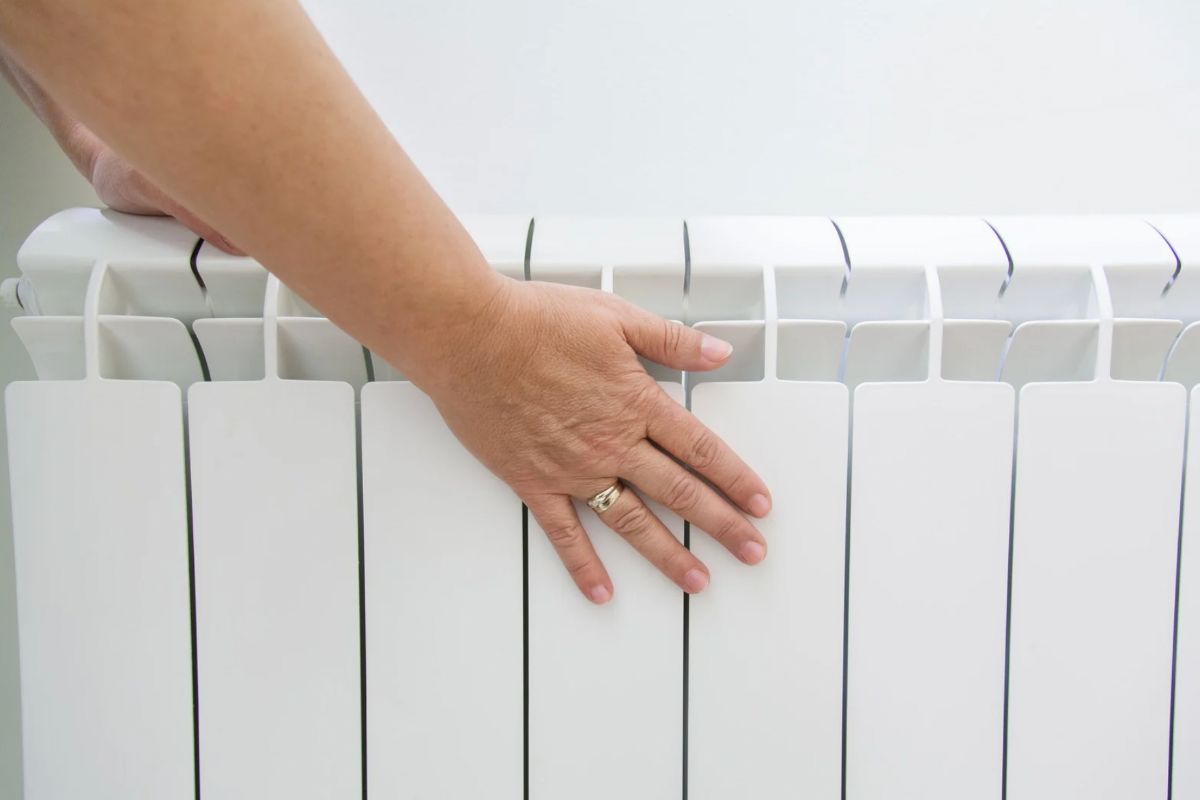 donna tocca termosifone 