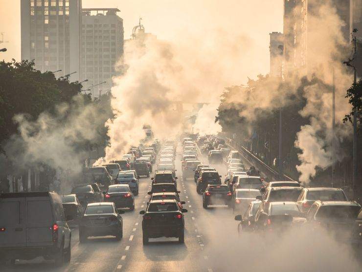città trafficata piena di smog