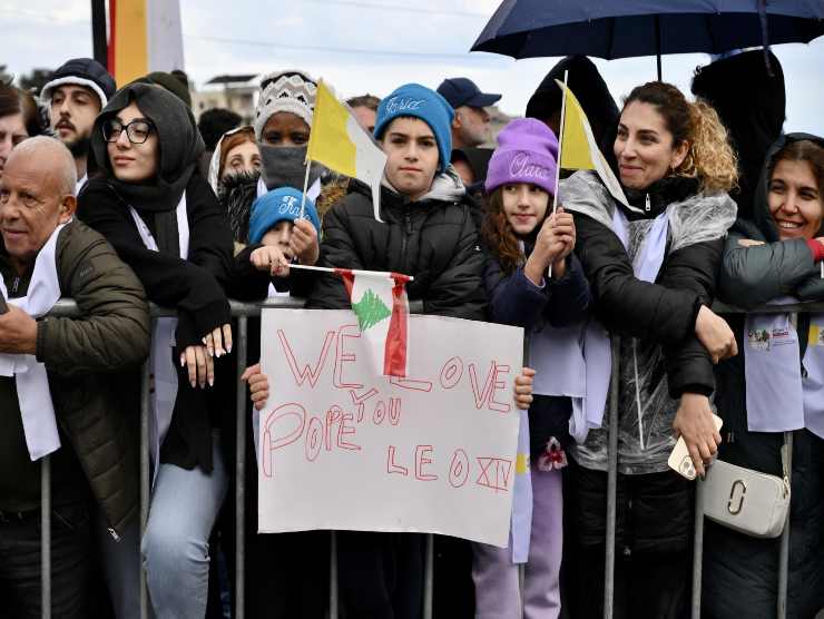 folla che aspetta papa Leone