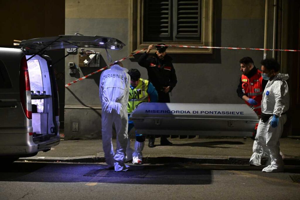 polizia scientifica porta una salma in auto