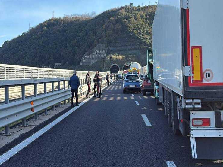 autostrada con traffico per l'assalto al portavalori